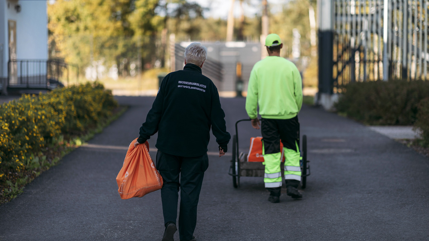 Kaksi henkilöä kävelee poispäin kamerasta.