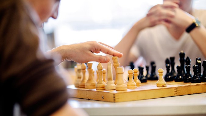 Fångarna spelar schack.