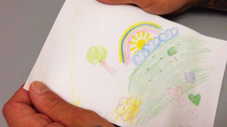 Piirustus, jossa on sateenkaari, puita, aurinko, pilviä, kukkia ja sydämiä.