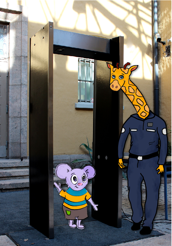 Pieni hiirihahmo seisoo metallinpaljastimen alla. Vieressä seisoo vanginvartijan asuun pukeutunut kirahvi.